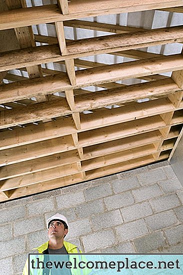 كيفية استبدال العوارض الخشبية دون إزالة السقف