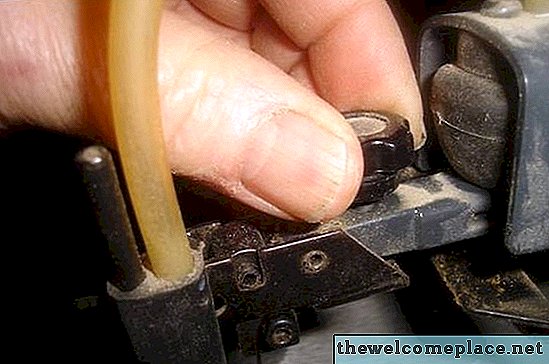 Cómo reemplazar una hoja de sierra de desplazamiento en un artesano