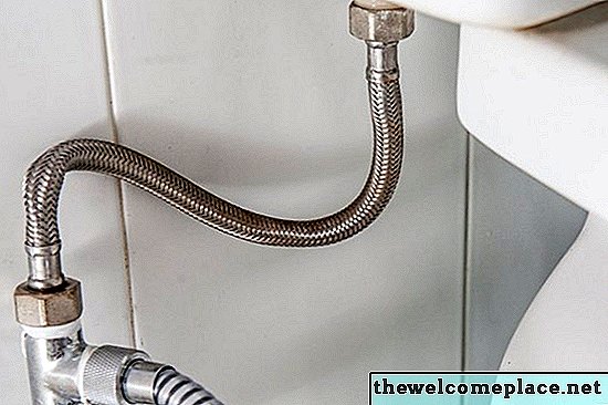 كيفية استبدال المرحاض موصل خرطوم المياه
