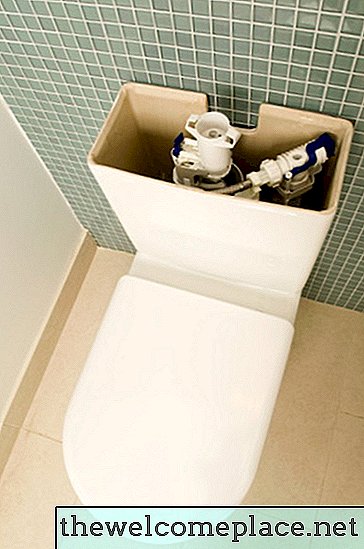 Come sostituire una flangia della toilette sotto una casa mobile