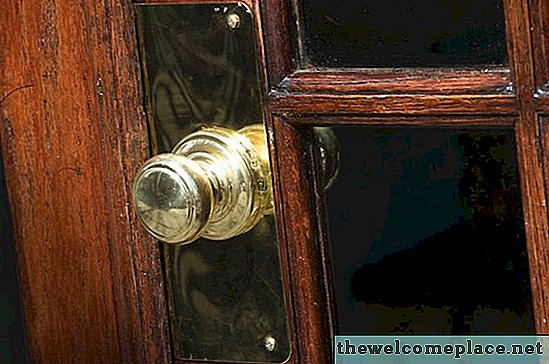 Hoe messing deurknoppen te herstellen
