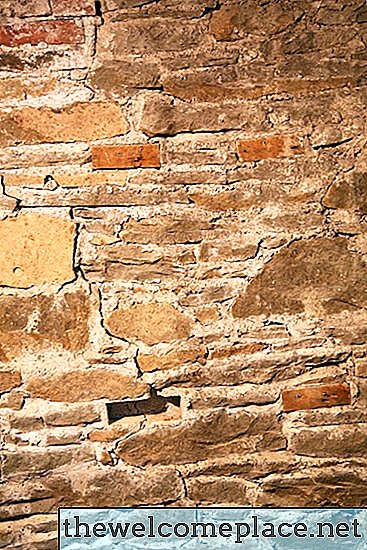 Cómo restaurar viejos muros de piedra del sótano