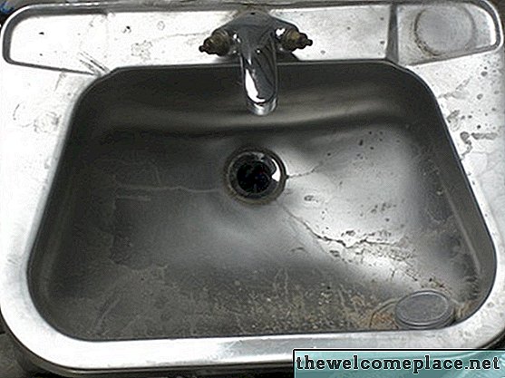 Как да възстановим надраскана, скучна мивка от неръждаема стомана