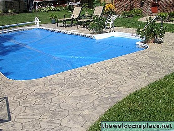 Cómo revestir una cubierta de concreto para piscinas
