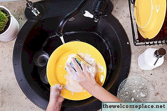 Como higienizar pratos com água sanitária
