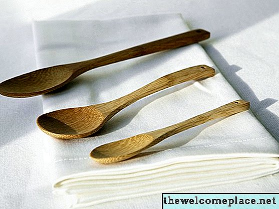 Cómo sazonar cucharas de madera con aceite de coco