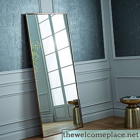Comment sécuriser un miroir incliné contre un mur