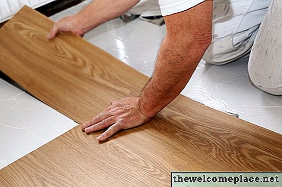 Jak zabezpečit vinylové podlahové dlaždice, které se nelepí