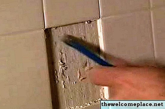 Como alisar as paredes do banheiro após remover a telha