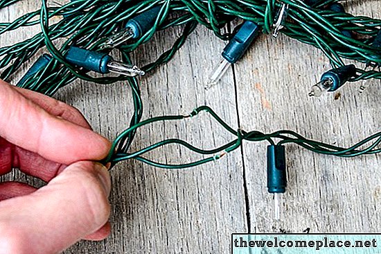 كيفية لصق أضواء شجرة عيد الميلاد