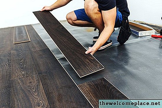 एक लकड़ी के फर्श के लिए एक कमरे को कैसे स्क्वायर करें