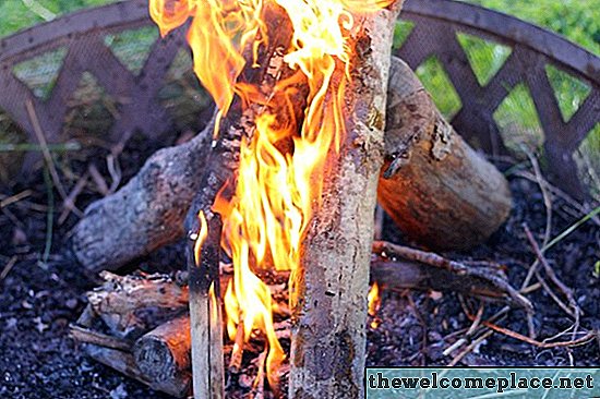 Cómo iniciar un incendio en un pozo de fuego