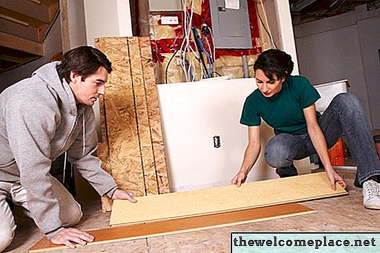 كيف تبدأ الصف الأول على الأرضية الخشبية إذا كان الجدار غير مستقيم
