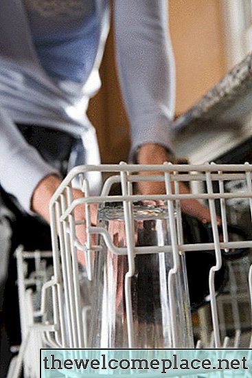 Як зупинити білі залишки на посуді з посудомийної машини