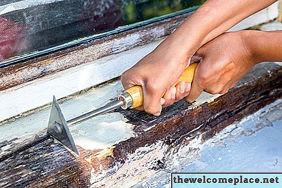木材から塗料や汚れを取り除く方法
