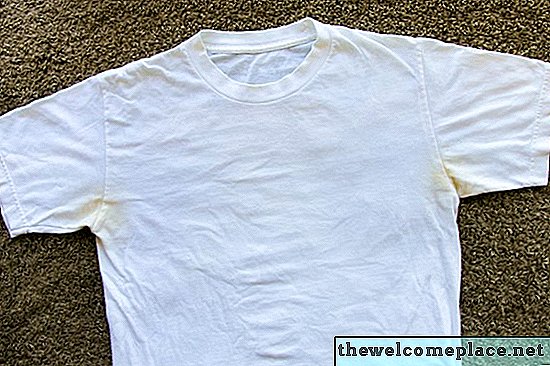 So nehmen Sie gelbe Deodorant-Flecken von weißen Hemden ab