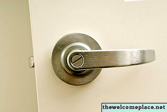 Cómo apretar una manija de la puerta de la palanca