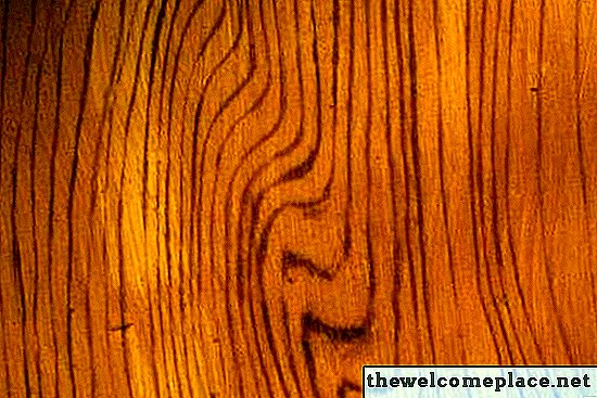 Cómo tratar la madera no tratada para la humedad