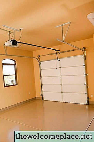 Comment faire pour dépanner un ouvre-porte de garage Genie pour une lumière qui reste allumée