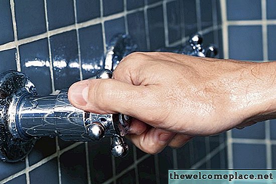 Cómo solucionar problemas de un grifo de ducha atascado