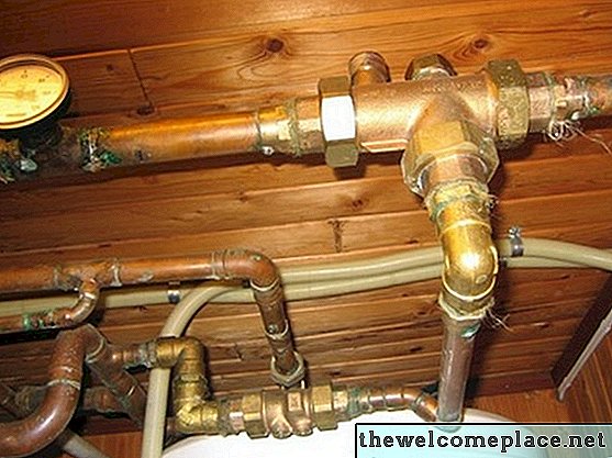 Como ligar um sistema de aquecimento de rodapé de água quente
