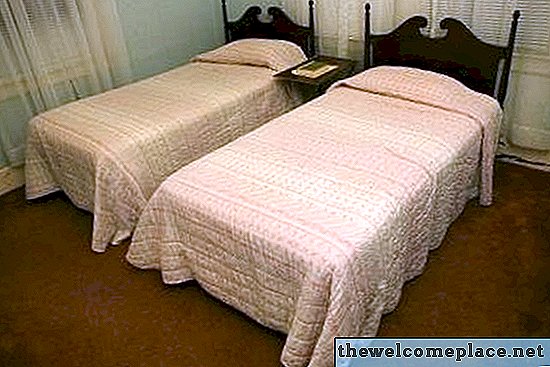 Hoe een lits-jumeaux bed in een bank te veranderen