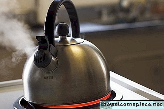 Πώς να μετατρέψετε το βραστήρα τσαγιού σας σε ένα σφυρίζον τσάι