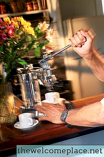 Cómo desatascar una máquina de café espresso