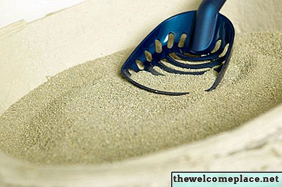 Cómo desatascar un drenaje obstruido con arena para gatos