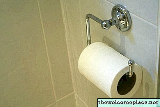 Как да отключите тоалетна, когато буталото не работи
