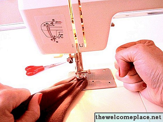 Cómo desatascar una máquina de coser