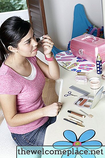So entsperren Sie eine Make-up-Box mit einer Büroklammer