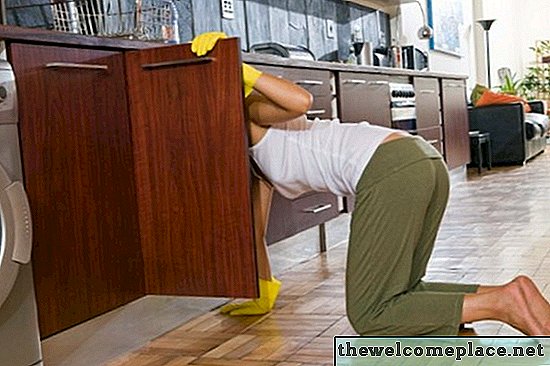 Cómo usar el impresionante desengrasante naranja para limpiar los gabinetes de madera de la cocina