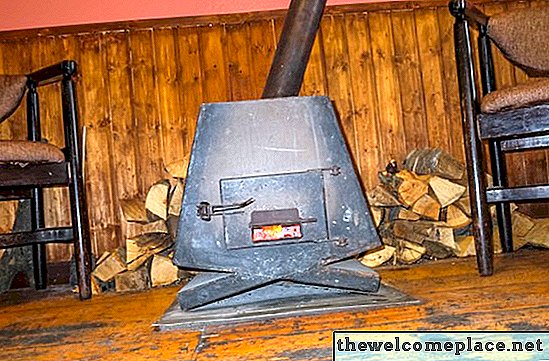Cómo usar una estufa de barril de hierro fundido