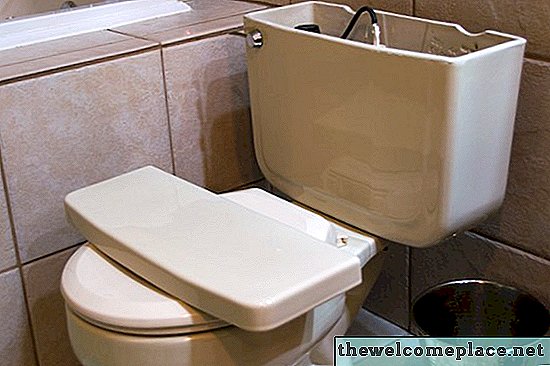 बंद शौचालय पर तरल प्लम्बर का उपयोग कैसे करें