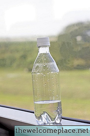 Cum să folosești sticlele de plastic pentru a-ți apă plantele de interior