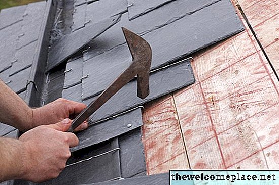 Wie man ein Dachdeckerbeil benutzt