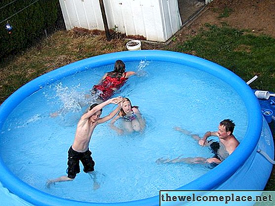 Como usar uma lona como uma cobertura de piscina acima do solo