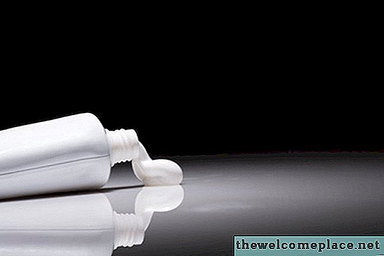 Verwendung von Zahnpasta zur Reinigung von Kunststoffen