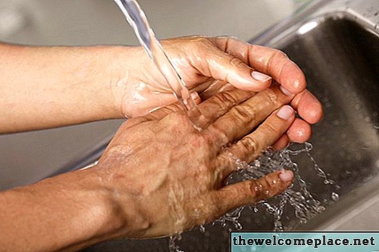 Como usar o vinagre para se livrar do cheiro de água sanitária