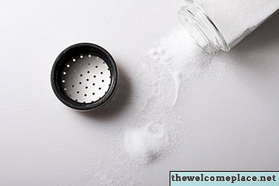 Wie man Wasserenthärter-Salz benutzt, um Baumwurzeln aufzulösen