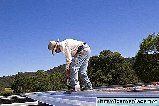 Kako varno hoditi po kovinski strehi