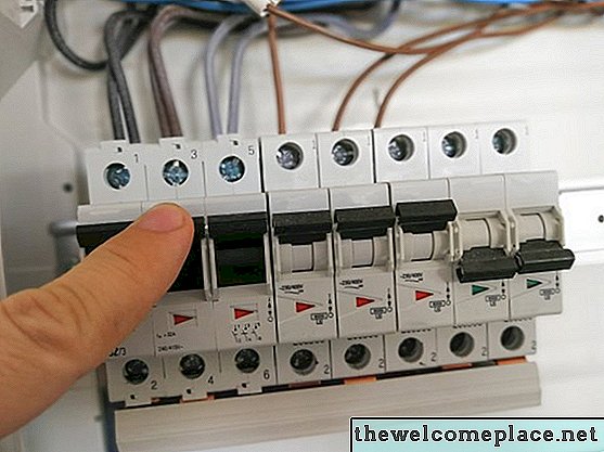 Como conectar uma faixa elétrica a um painel de disjuntor