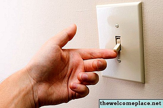 Cómo conectar un interruptor de luz a un tomacorriente