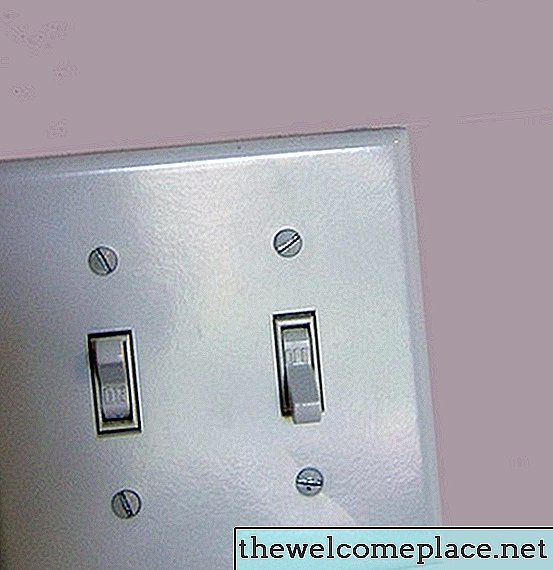 Como conectar dois interruptores de luz com uma fonte de alimentação
