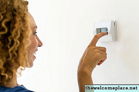 Come collegare un termostato di Rodgers bianco a un sistema a pompa di calore