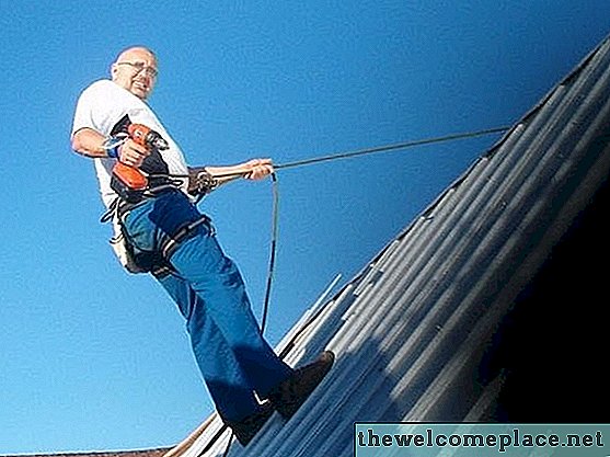 Kā strādāt uz stāvas jumta