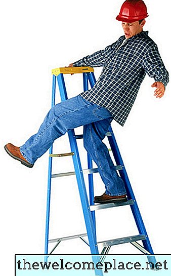 Wie man mit Leitern auf unebenem Boden arbeitet