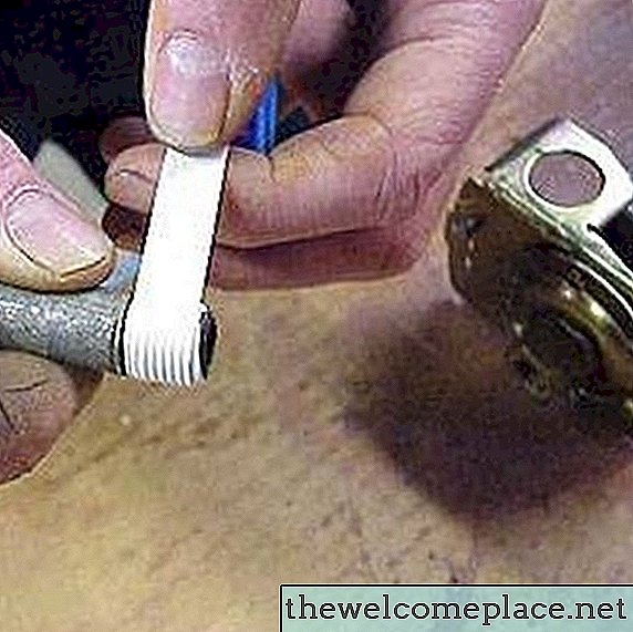 Come avvolgere una pipa con nastro di teflon