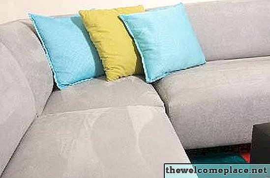 È sicuro pulire a vapore un divano in pelle scamosciata?